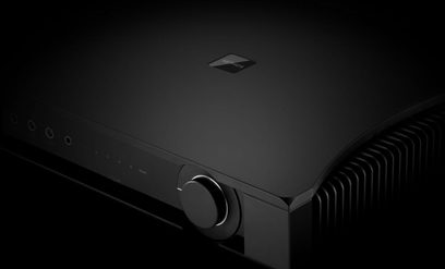 Ampli hi-fi stéréo Rega Aethos Noir, vue de face partielle, angle de vue légèrement latéral, bouton de volume argenté
