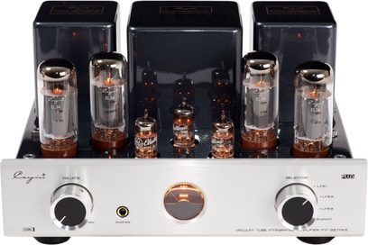 Cayin MT-35MK2 Bluetooth lempinis stiprintuvas, matomas iš priekio šiek tiek iš viršaus, blizgus juodas metalinis korpusas su šešiomis šviečiančiomis stiklinėmis lempomis viršuje, priekinė dalis iš šlifuoto sidabrinio aliuminio su dviem dideliais apvaliais juodai sidabriniais mygtukais, ausinių lizdu ir oranžiniu apšviestu VU-metražu.