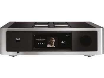Преден изглед на интегрирания стерео усилвател NAD M33v2 в сребристо сребърен алуминий, черен преден панел с централно тачскрийн дисплей, показващ възпроизвеждането, и голям кръгъл бутон за регулиране на звука вдясно