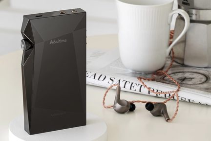 Prenosni avdio predvajalnik Astell&Kern A&ultima v črni fasetirani izvedbi s stranskim kolescem, predstavljen z žičnimi ušesnimi slušalkami intraauralnega tipa