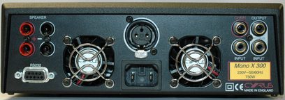 Cyrus Mono X300 forstærker sort, front, forfra, XLR- og RCA-stik, knapper, røde LED-indikatorer