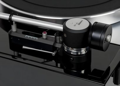 Thorens TD 1500 fekete lakkos lemezjátszó, a leolvasókar közelről látható a fejjel és az ellenlyukkal