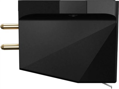 Ortofon MC X40 Tonabnehmerzelle in mattschwarzem Kunststoff mit geometrisch facettiertem Design, Seitenansicht rechts, zwei vergoldete Anschlussstifte und sichtbarer Metall-Cantilever