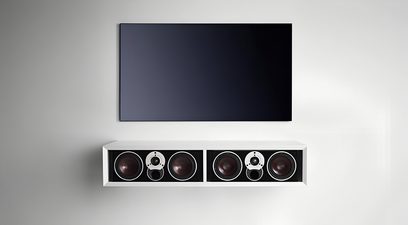 Vegghengt audio-video-møbel Clic Classic Series Modell 120 i hvitt, glatt materiale, to svarte rom med runde høyttalere