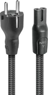 Cavo di alimentazione di rete Audioquest NRG-Y2 2 m nero con guaina intrecciata in nylon, vista frontale sulla spina Schuko maschio a due poli e sul connettore IEC C7 femmina con l’iscrizione «NRG Y»