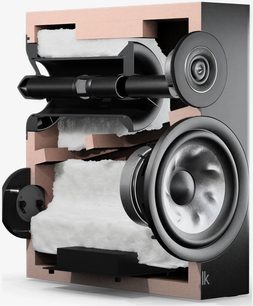 Polk Audio R100 zwarte boekenplankluidspreker, explosietekening met luidsprekers, basreflexkast en poorten, tegen een roze en zwarte achtergrond