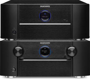 To Marantz audio-forstærkere, AV7702 og MM7055, i sort, stablet ovenpå hinanden, med frontpaneler i børstet aluminium og blå skærme