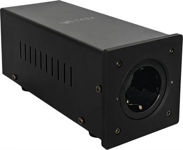 Sieťový kondicionér Taga Harmony DC-100 čierny, obdĺžnikový s bočnými ventilačnými otvormi a kruhovou zásuvkou na prednej strane