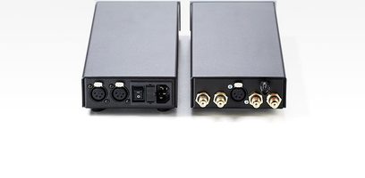 Preamplificatore phono Lehmann Audio Decade argento, vista frontale e dall'alto, 2 scatole rettangolari argentate affiancate