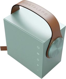 Bærbar Bluetooth-højttaler Morel Biggie i turkisblå, kubisk kabinet i mat metal set fra trekvart ovenfra, udstyret med et brunt læderhåndtag indgraveret med "HOGTALARE", en stor matchende rund sideknap og berøringsfølsomme piktogram-knapper på fronten