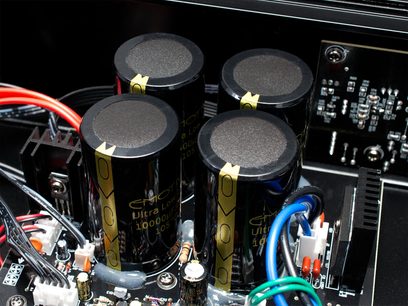 Zesilovač Emotiva BASX A-500, vnitřní pohled zepředu, 4 velké černé kondenzátory, tištěné spoje, barevné kabely