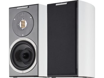 Coppia di diffusori da scaffale AudioVector R1 Arretè bianchi in legno laccato bianco, pannello frontale grigio metallizzato con tweeter AMT dorato e woofer in carbonio a vista su uno, griglia acustica nera sull’altro, vista di tre quarti anteriore