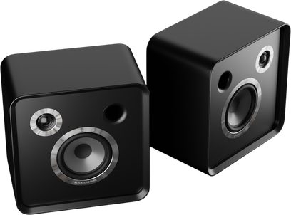 Zwarte compacte EverSolo SE100 boekenplankspeakers, glanzende front, woofer en tweeter met metalen omlijsting, 3/4‑aanzicht