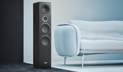 Diffusore da pavimento Canton nero con tre altoparlanti e tweeter, design minimalista in un moderno soggiorno azzurro chiaro