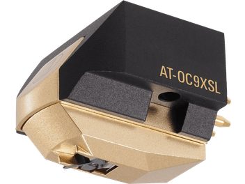 Audio Technica AT-OC9XSL musta ja kuldne vinüülplaadimängija helipea, 3/4 eestvaates perspektiivis, asetatud mustale alusele