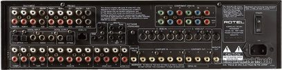 Rotel RSP-1068, lyd-/videoprocesor, sort frontpanel med mange stik, knapper og lysende indikatorer
