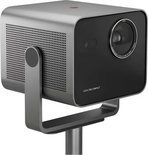„Leica Cine Compact 1“ vaizdo projektorius tamsiai pilkas, juodas priekinis skydelis su dideliu apskritu objektyvu, trijų ketvirčių vaizdas