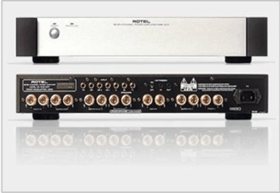 Rotel RMB-1077 effektforstærker, forsiden har sølvfarvet overflade med knapper, bagpå findes tilslutninger