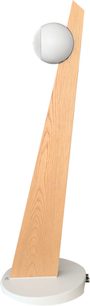 Compacte Cabasse iO3 luidspreker, matte witte bol op een slanke lichteikenhouten standaard, vooraanzicht op een witte achtergrond