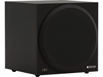 Monitor Audio Vestra W10 -mustavärinen subwoofer, mattamustalla viimeistelty kuutionmuotoinen puukotelo, suuri pyöreä etusäleikkö, jossa LED-merkkivalo ja logo alareunassa, neljä huomaamatonta jalkaa, kolmen neljäsosan etuviistosta nähtynä