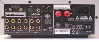 Bagside af en sort Arcam Solo Mini integreret forstærker med RCA-audio, optisk, koaksial, højttalere og strømtilslutninger