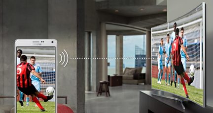 Billede, der viser en tv-skærm med fodboldspillere i aktion og et billede af de samme spillere på en smartphone