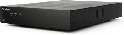 Ενισχυτής ισχύος υψηλής πιστότητας Paradigm X-500, μαύρο ορθογώνιο περίβλημα, προοπτική όψη, πρόσοψη με 3 μπλε ενδείξεις