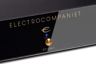 Electrocompaniet ECP 2 MKII sort forstærker, frontvisning i nærbillede af det gyldne logo og den tændte blå indikatorlampe
