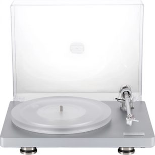 Hi-Fi-Plattenspieler ClearAudio Compass in silbergrauem Aluminium mit gefrostetem Acryl-Teller, hochgeklappter transparenter Abdeckung und silbernem Metalltonarm, Frontansicht