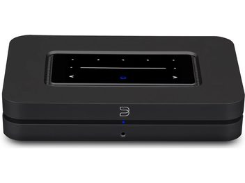 BlueSound NODE sort netværksaudioafspiller (2021), set forfra, aflang rektangulær form, blå LCD-skærm i midten, touch-knapper