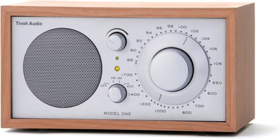 Radio da tavolo Tivoli Model One, custodia in legno ciliegia, frontale in metallo argento, grande ghiera e griglia rotonda, vista frontale