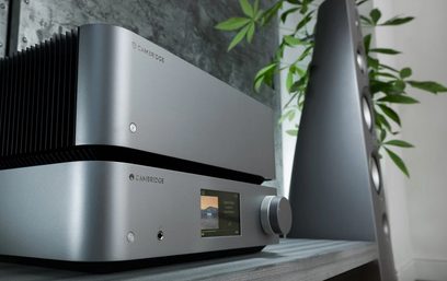 Cambridge Audio EDGE W effektforstærker i metallisk grå, set forfra med LCD-skærm og kontrolknapper