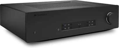 Integreret stereoforstærker Cambridge Audio CXA81 MkII sort, set i trekvart vinkel, minimalistisk front og stor drejeknap