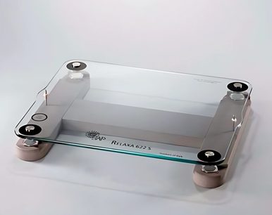 Rechteckige transparente Glasplatte mit 4 silberfarbenen zylindrischen Füßen an den Ecken, Aufsicht