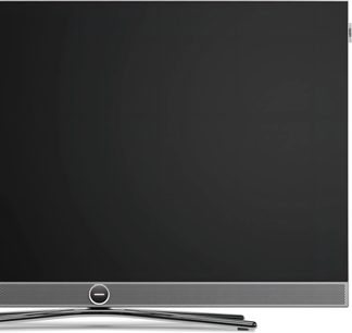 Telewizor Loewe Vega 43 czarny, widok z przodu, cienka srebrna ramka, perforowana dolna maskownica i centralna chromowana podstawa
