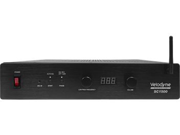 Wzmacniacz mocy Velodyne SC1500 czarny, widok z przodu, centralny wyświetlacz cyfrowy, przyciski i antena po prawej stronie