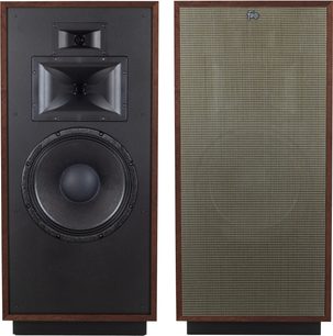 Pár sloupových reproduktorů Klipsch Forte IV Auburn v hnědém dřevěném provedení, pohled zepředu, jeden s krytem, druhý s výškovými reproduktory a wooferem