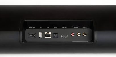 Zadní pohled na černý plastový soundbar BlueSound Pulse Cinema s porty pro napájení, USB, LAN, optický vstup, HDMI eARC, RCA a subwoofer