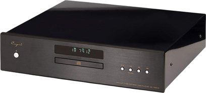 Υψηλής πιστότητας CD player Cayin CS-100CD σε μαύρο μεταλλικό σασί, με βουρτσισμένη πρόσοψη και πράσινη ψηφιακή οθόνη, κεντρικό συρτάρι CD, διακόπτη λειτουργίας και τέσσερα στρογγυλά πλήκτρα, παρουσιασμένο σε τρισδιάστατη λήψη από δεξιά εμπρός.