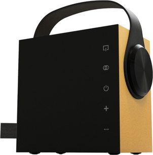 Altavoz Bluetooth portátil Morel Biggie amarillo, con carcasa cúbica bicolor en negro y amarillo dorado de metal mate, asa arqueada negra, gran botón circular en el lateral derecho y pictogramas de controles táctiles en el frontal, vista en tres cuartos desde el ángulo delantero derecho