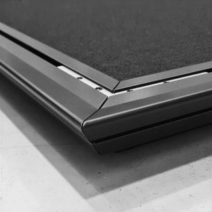 Absorbér Artnovion Luxor Quad černý s antracitově šedým rámem, detail rohu akustického panelu
