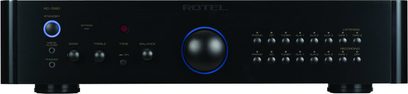 Frontvisning af en sort Rotel RC-1580 stereo hi-fi-forstærker med knapper, drejeknapper, blåt display, hovedtelefonstik og USB-port på forsiden