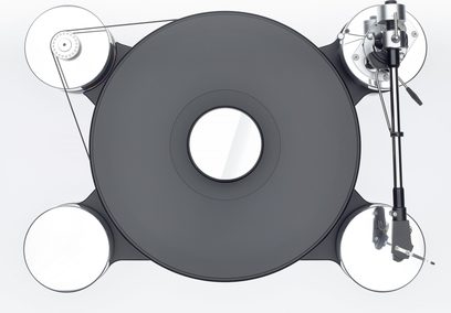 Transrotor Dark Star Silver Shadow RB330 hi-fi platespiller, sett ovenfra, mørkegrå sirkulær akrylplate omgitt av en svart rem og plassert på tre sylindriske sokler i polert aluminium, svart og sølv tonearm festet på høyre sokkel