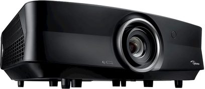 Optoma UHZ65 sort videoprojektor, set forfra, centreret objektiv, ventilationsriste på siderne, frontsensor