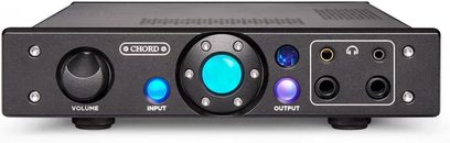 Chord Electronics Alto magas minőségű fejhallgató előerősítő, elől nézet, fekete téglalap alakú ház, kör alakú gombok, audió csatlakozók