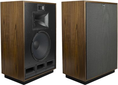 Klipsch Cornwall IV golvhögtalare i valnötsfinish, brunådrat trähölje med svart bas, trekvarts vy där den ena visar svart horn, stor bas och tre rektangulära basreflexportar, medan den andra har ett mörkgrått tygfrontskydd.