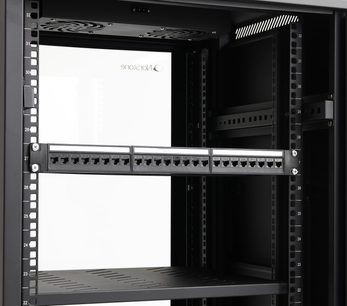 Patch panel 24× RJ45 CAT6 namontovaný v černé audiovizuální rackové skříni s perforovanými policemi a očíslovanými stojany