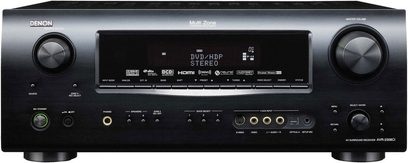 Denon AVR-2308CI home cinema-versterker, vooraanzicht, zwarte voorkant met lcd-display, knoppen en aansluitingen op de voorkant, twee grote draaiknoppen