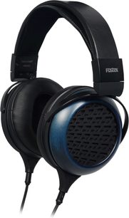 Fostex TH-1100RP Mk2 sort circumauralt hi-fi-hovedtelefon med blåtonede ørekopper med gennembrudt gitter, set i trekvart profil