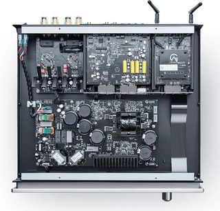 Amplificator hi-fi stereo Primare I25 argintiu, vedere interioară frontală, circuite electronice și componente pe șasiu metalic